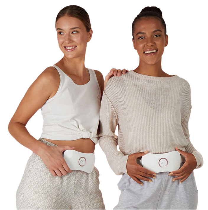 Dos mujeres souriantes presentan aparatos médicos portátiles.